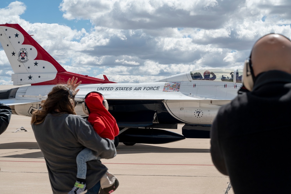 USAF Thunderbirds recognize ‘Hometown Hero’ during airshow