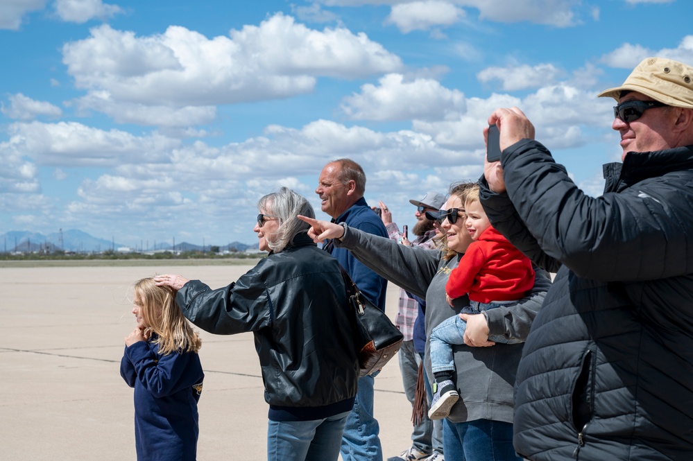 USAF Thunderbirds recognize ‘Hometown Hero’ during airshow