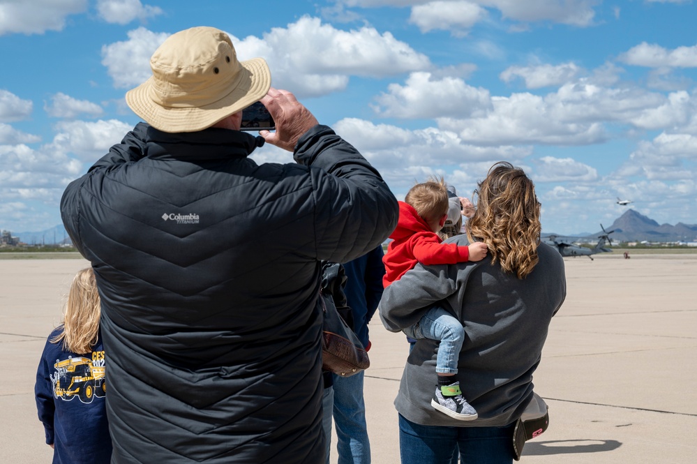 USAF Thunderbirds recognize ‘Hometown Hero’ during airshow