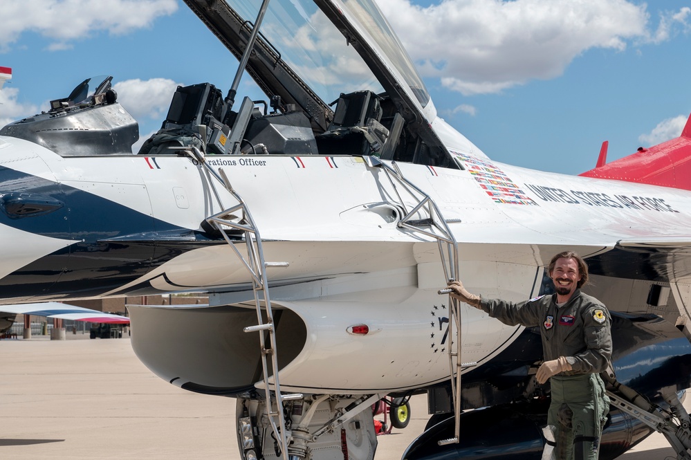 USAF Thunderbirds recognize ‘Hometown Hero’ during airshow