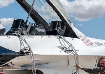 USAF Thunderbirds recognize ‘Hometown Hero’ during airshow