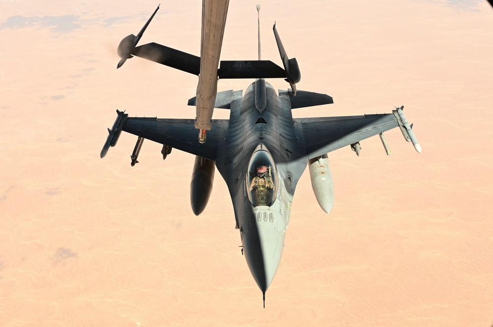 908th EARS Refuels F-16 Fighting Falcons