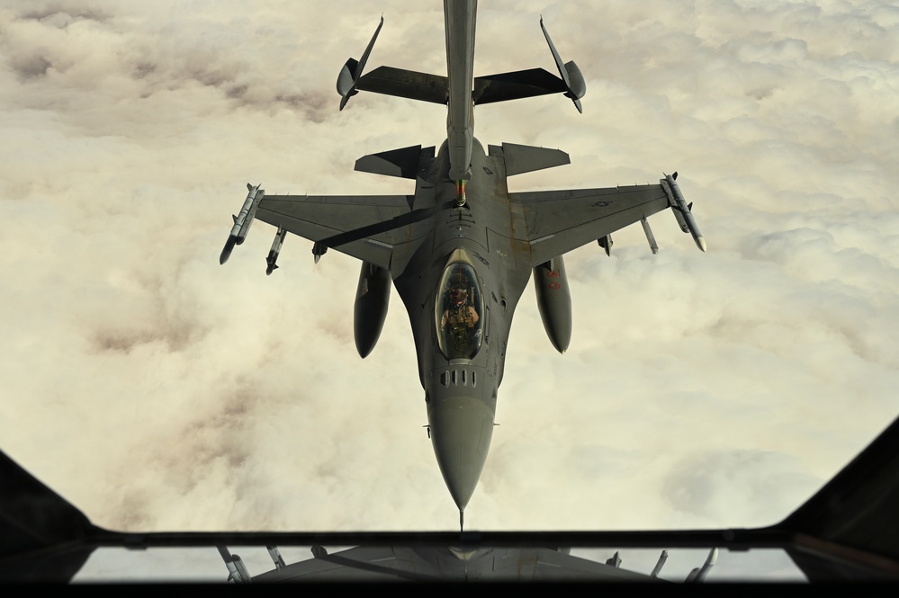 908th EARS Refuels F-16 Fighting Falcons