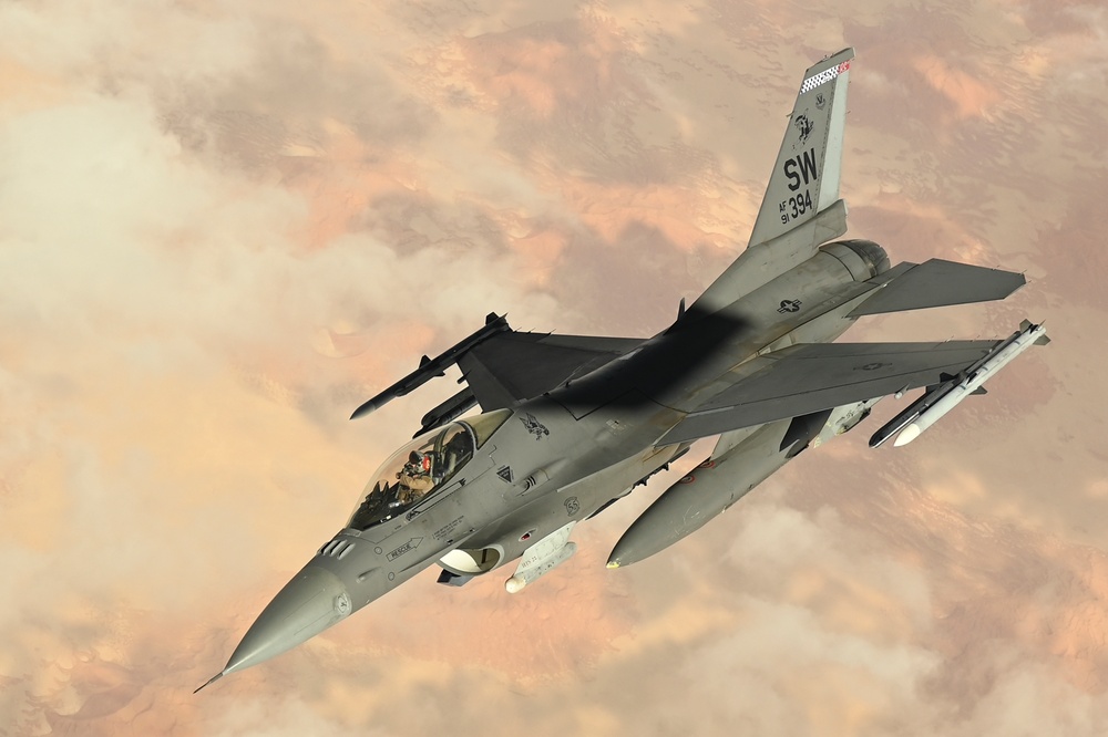 908th EARS Refuels F-16 Fighting Falcons