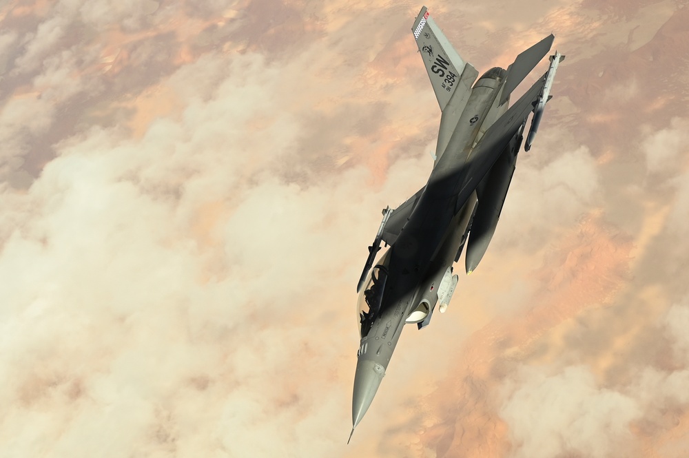 908th EARS Refuels F-16 Fighting Falcons