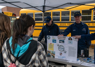 Coast Guard hosts recruiting event in St. Louis, Mo.