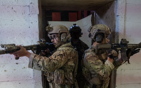 Prince Abdul Mateen of Brunei trains with 1st Special Forces Group (Airborne)