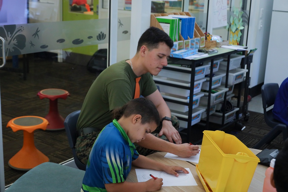 Marines volunteer at Leanyer Primary School