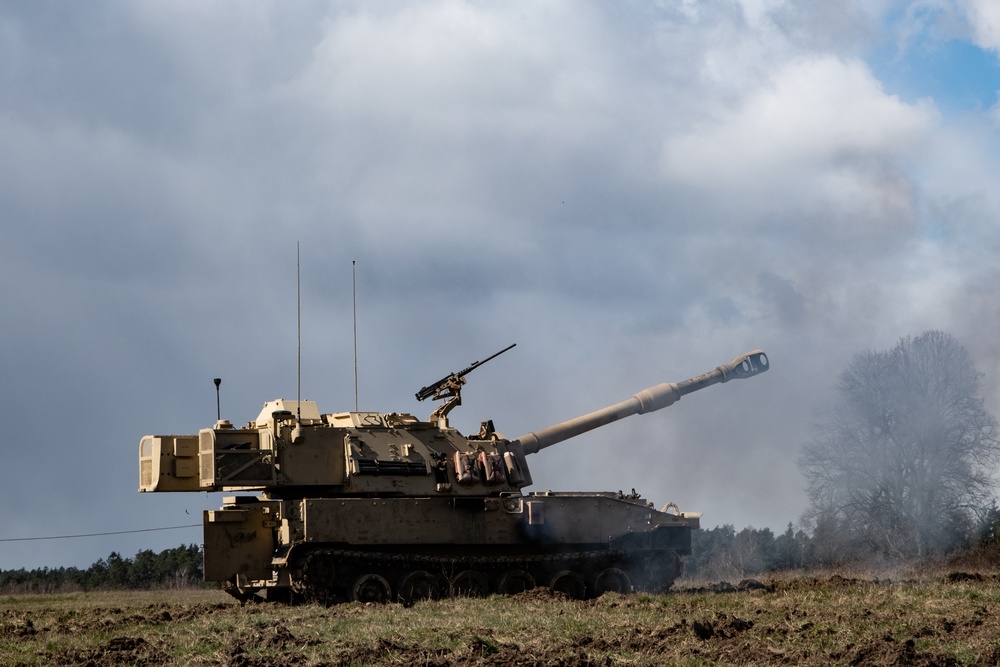 1-7 Field Artillery Regiment fires Paladin