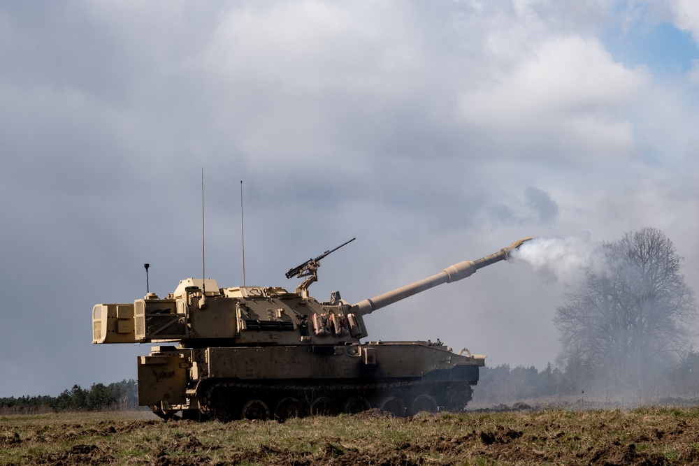 1-7 Field Artillery Regiment fires Paladin