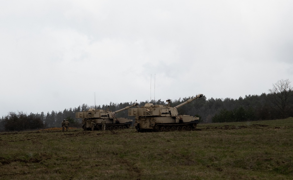 1-7 Field Artillery Regiment fires Paladin