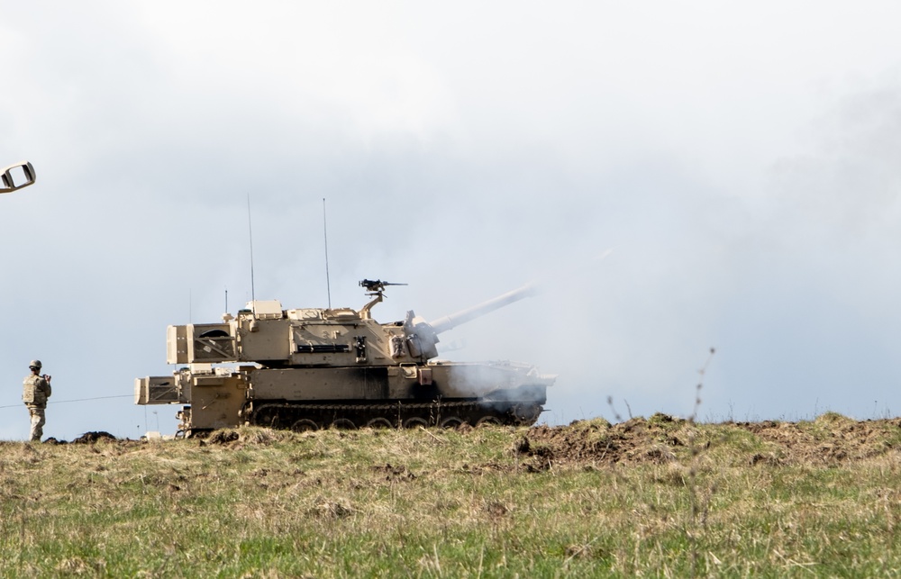 1-7 Field Artillery Regiment fires Paladin