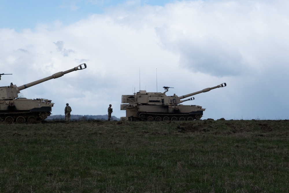 1-7 Field Artillery Regiment fires Paladin