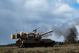 1-7 Field Artillery Regiment fires Paladin