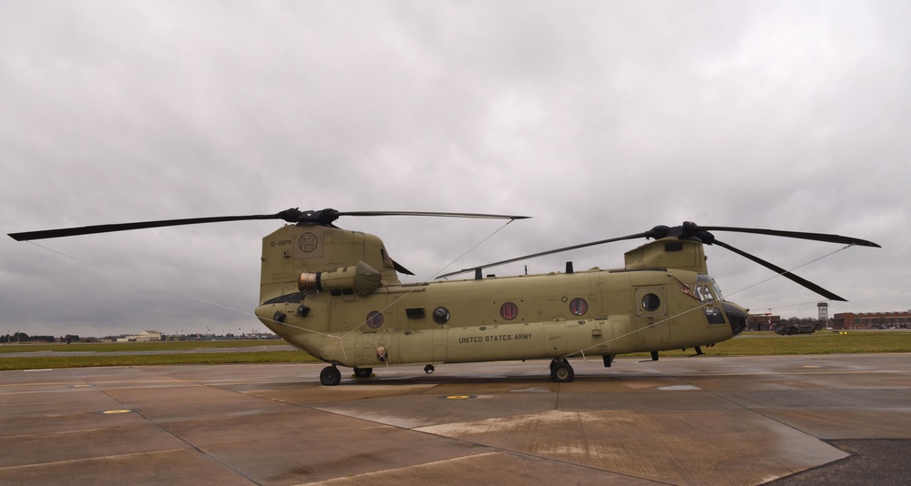 US Army Chinook drops in at RAF Mildenhall