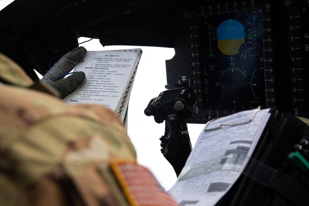 U.S. Army 'Sugar Bears' give 'Arctic Angels' a lift during JPMRC-AK 23-02