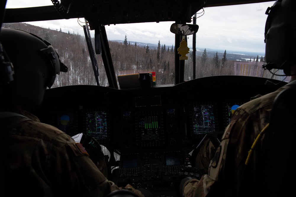 U.S. Army 'Sugar Bears' give 'Arctic Angels' a lift during JPMRC-AK 23-02