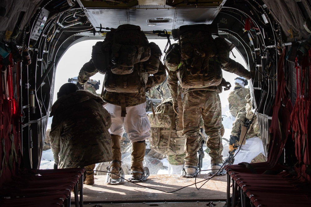 U.S. Army 'Sugar Bears' give 'Arctic Angels' a lift during JPMRC-AK 23-02