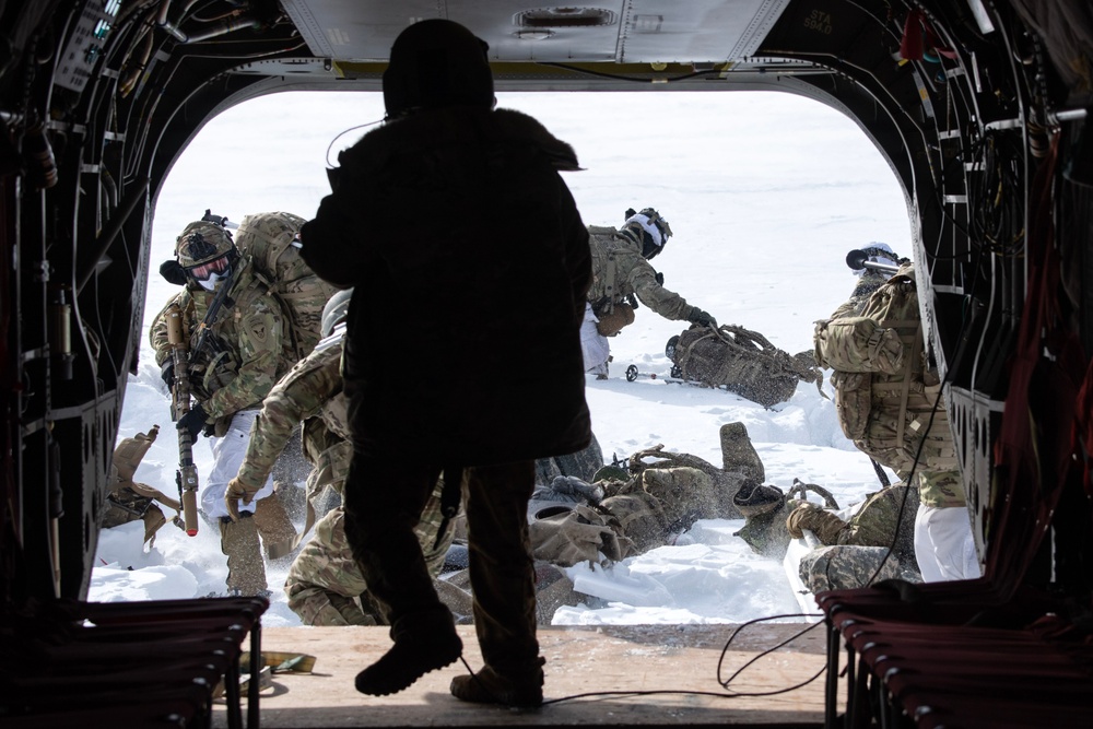 U.S. Army 'Sugar Bears' give 'Arctic Angels' a lift during JPMRC-AK 23-02