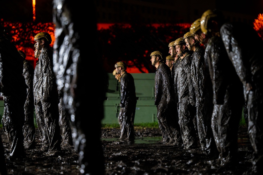 Special Warfare Candidates Run Obstacle Course