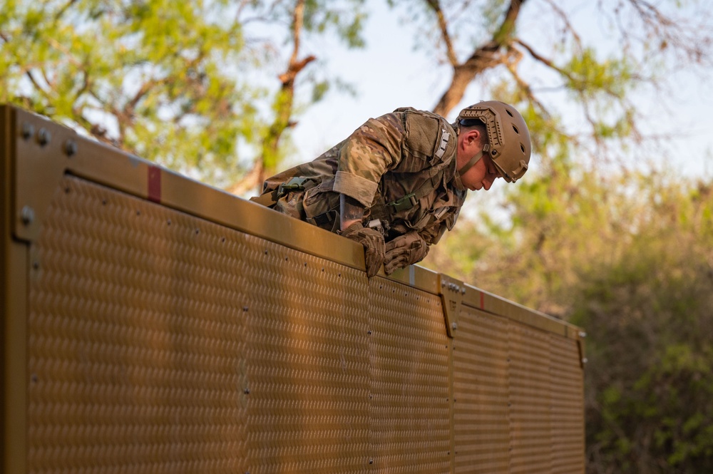 Special Warfare Candidates Complete Obstacle Course