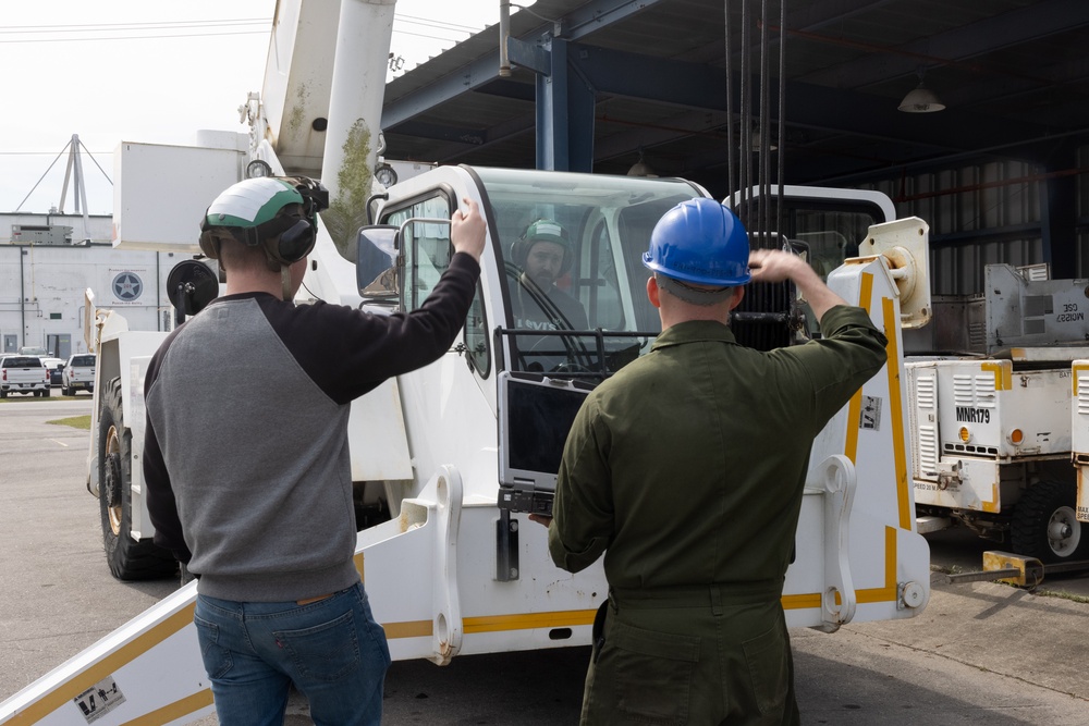 MALS-26 Marines train with Norwegian ground-support equipment technicians