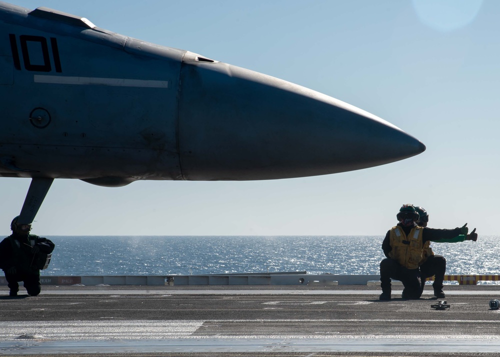 USS Carl Vinson (CVN 70) Hosts Visitors While Underway