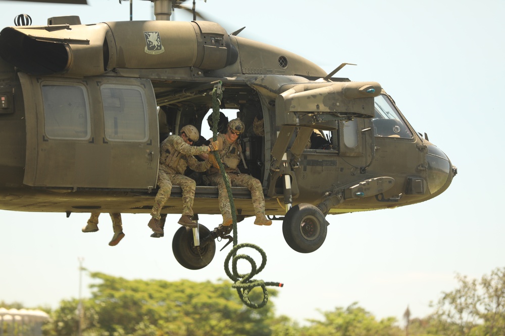 DVIDS - Images - Navy SEALs conduct Fast Rope Insertion/Extraction System  (FRIES) training with Guatemalan Naval Special Forces [Image 22 of 32]