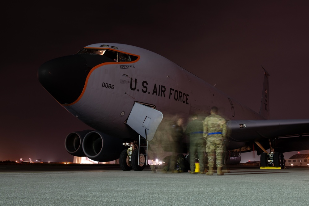 1 SOS refuels over the Pacific