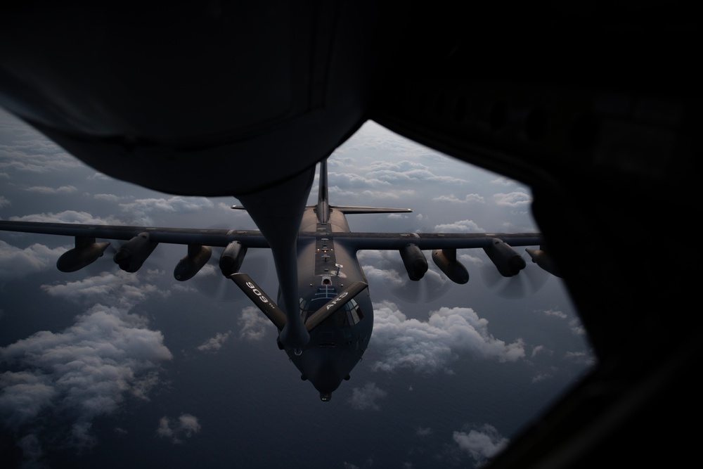 1 SOS refuels over the Pacific