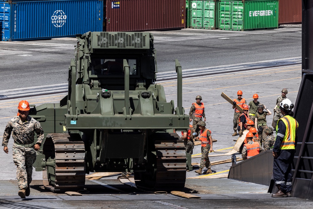 3d LSB Offloads the USNS Dahl for Balikatan 23