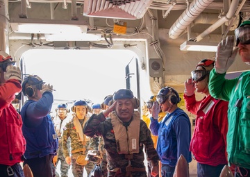 Makin Island Hosts ROK Marine Corps Commandant