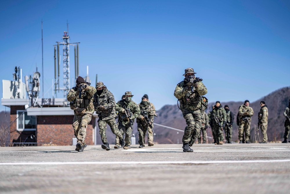 DVIDS Images 1st SFG (A) Green Berets join ROK special forces for