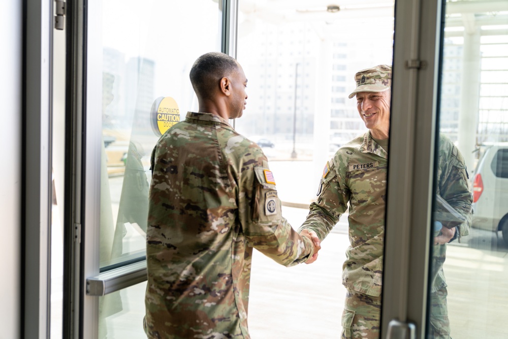 8th Army Command Sgt. Major Cobb visit 1st Signal Brigade