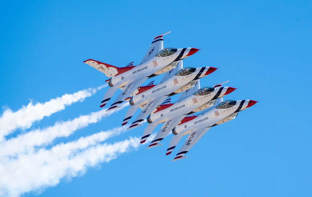 Thunderbirds perform at Davis-Monthan