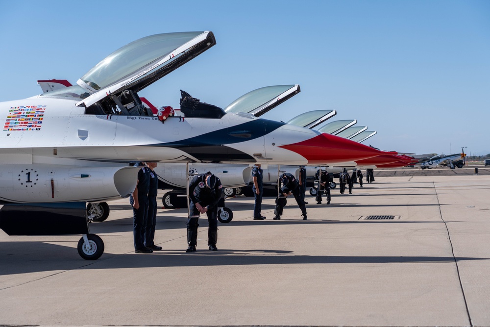 Thunderbirds perform at Davis-Monthan