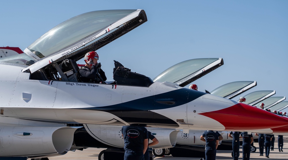 Thunderbirds perform at Davis-Monthan