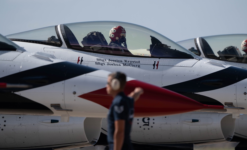 Thunderbirds perform at Davis-Monthan