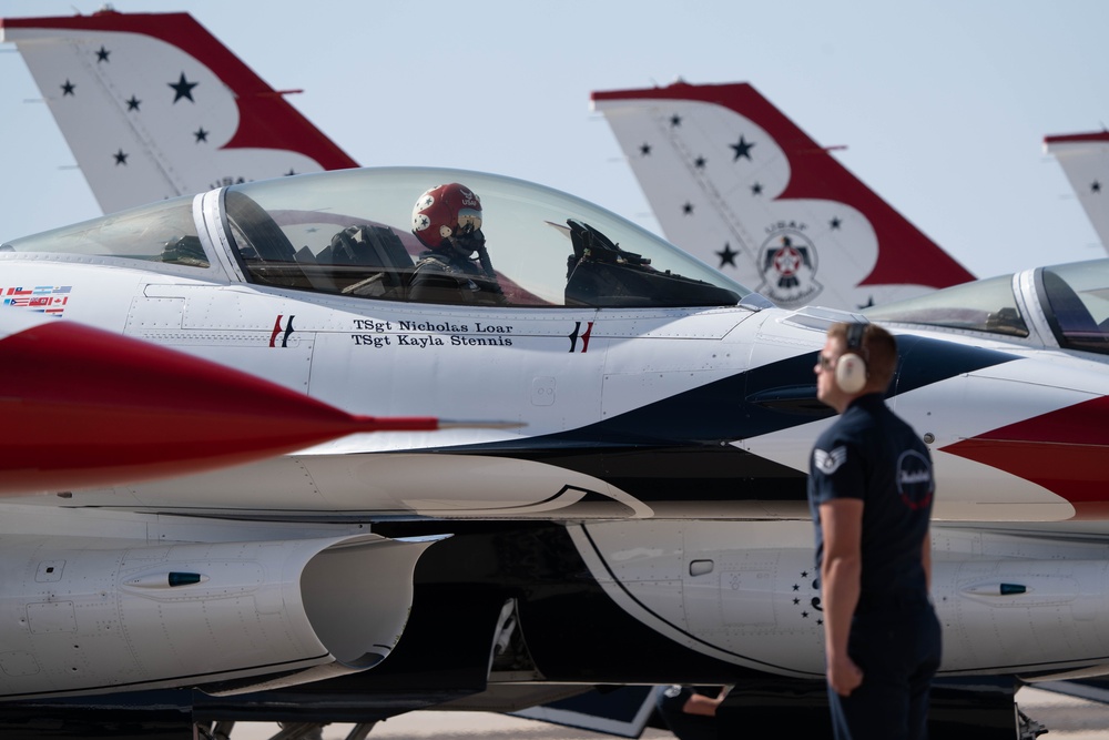 Thunderbirds perform at Davis-Monthan