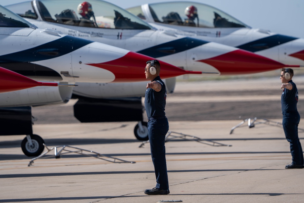 Thunderbirds perform at Davis-Monthan