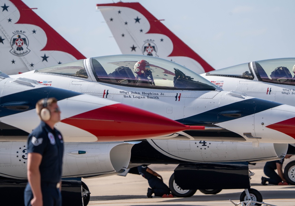 Thunderbirds perform at Davis-Monthan