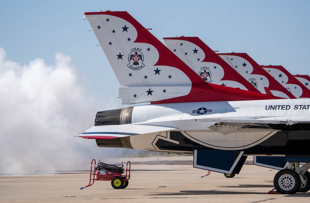 Thunderbirds perform at Davis-Monthan