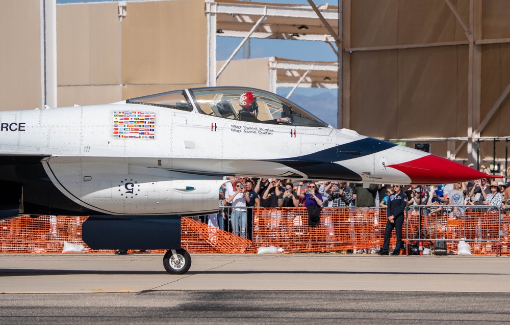 Thunderbirds perform at Davis-Monthan