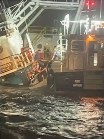 Coast Guard assists 4 aboard sinking tugboat in Sabine Pass, Texas