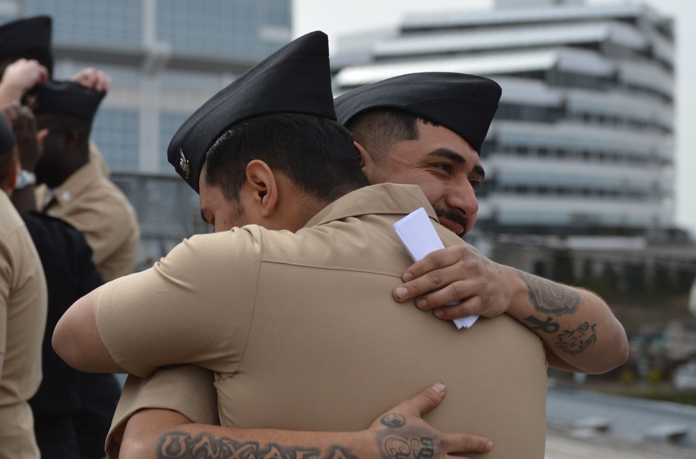 A touching moment during a re-enlistment ceremony aboard Battleship Wisconsin