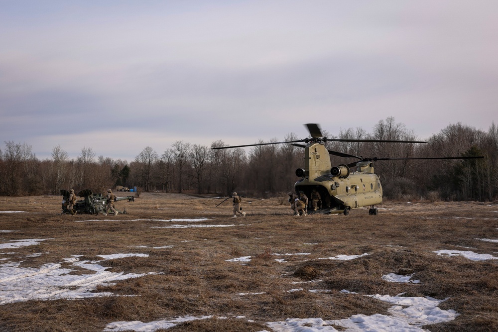 1/10 Chinooks and Howitzers Training