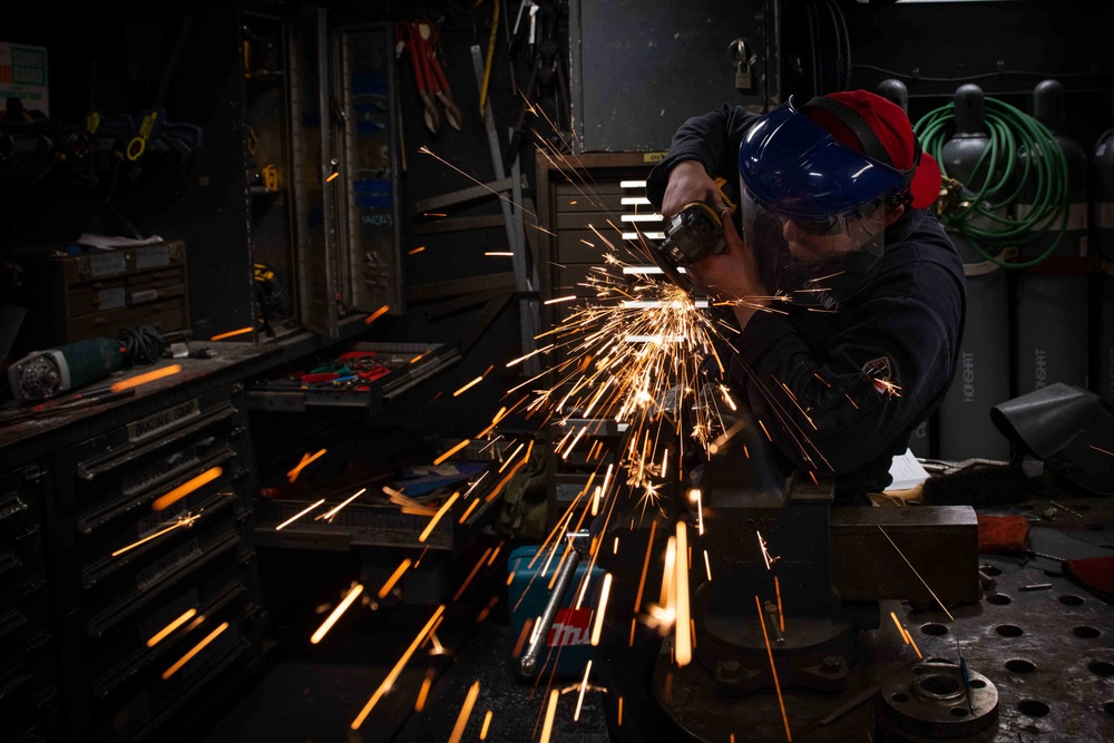 Blue Ridge Sailor Performs Maintenance