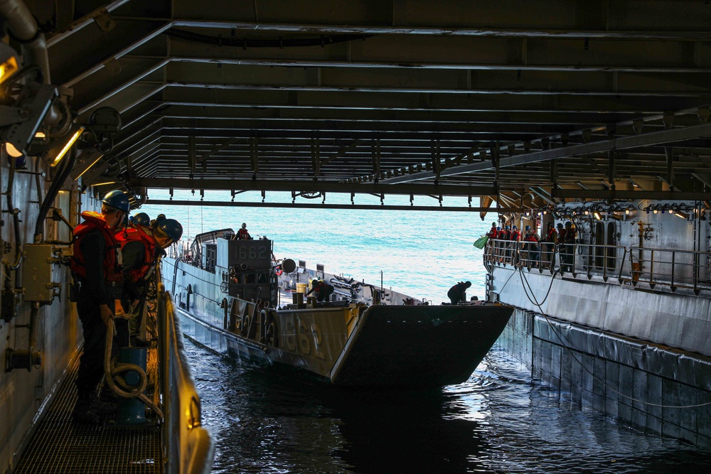 USS Carter Hall Conducts LCU Operations