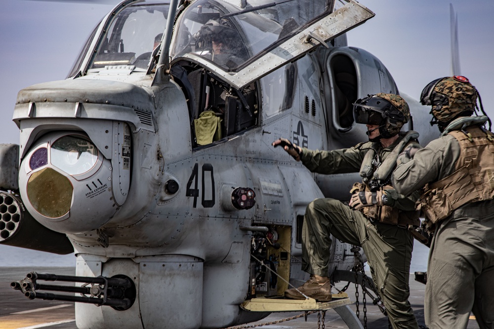 13th MEU CO Takes to the Skies