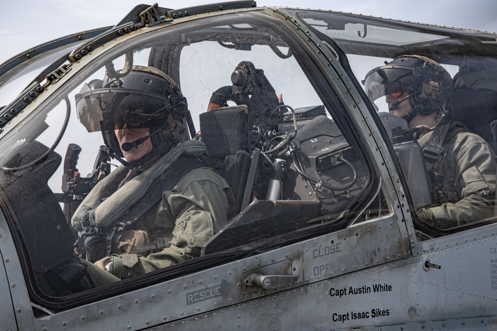 13th MEU CO Takes to the Skies